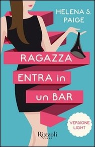 ragazza entra in un bar